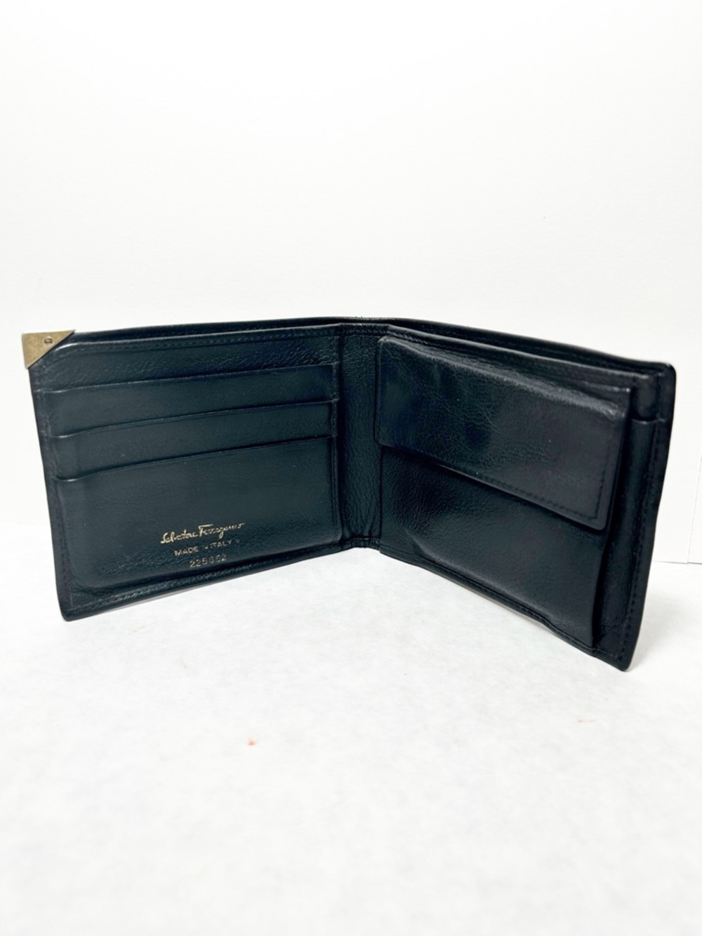 Salvatore Ferragamo Classic Black Leather Bi-Fold Men’s Wallet Gold Corner Logo - Picture 4 of 13